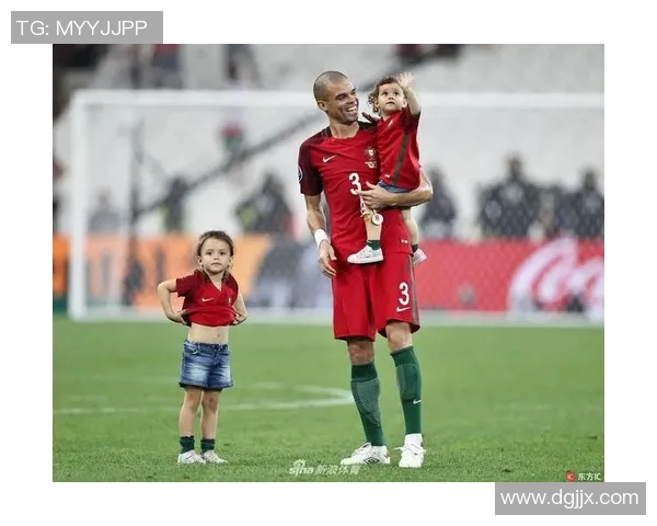 足球巨星萌娃首秀综艺舞台 温情互动展现家庭另一面